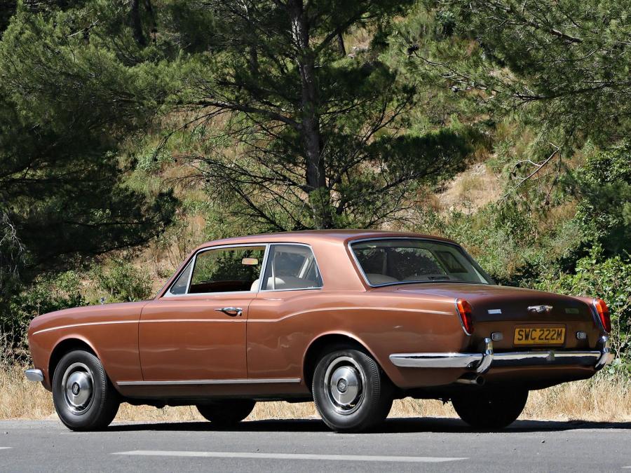  Rolls-Royce Corniche Saloon 1971 года  (фото 7 из 18)